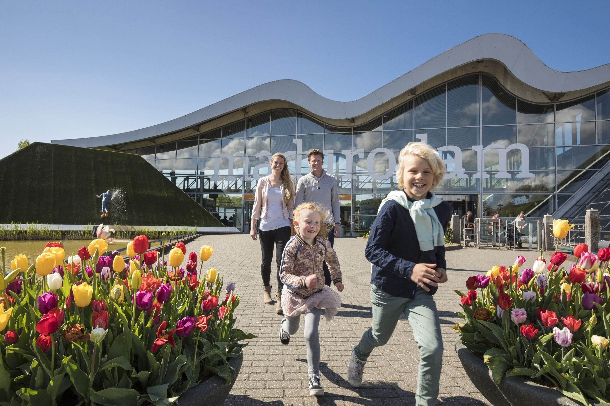 Bloemen gezin bij voorkant madurodam