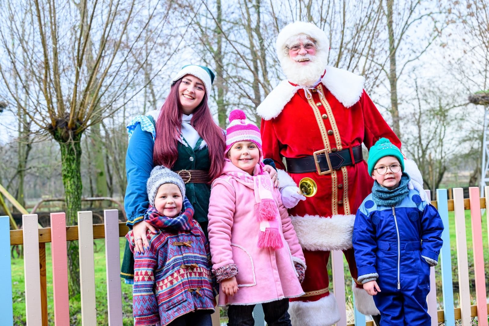 Op de foto met kerstman en elf bij Avonturenboerderij Molenwaard