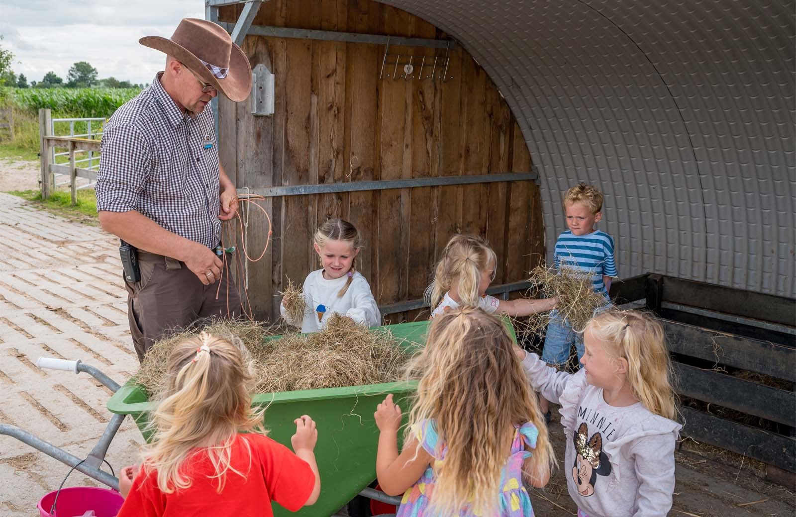Ontmoet de dierenverzorger hooi
