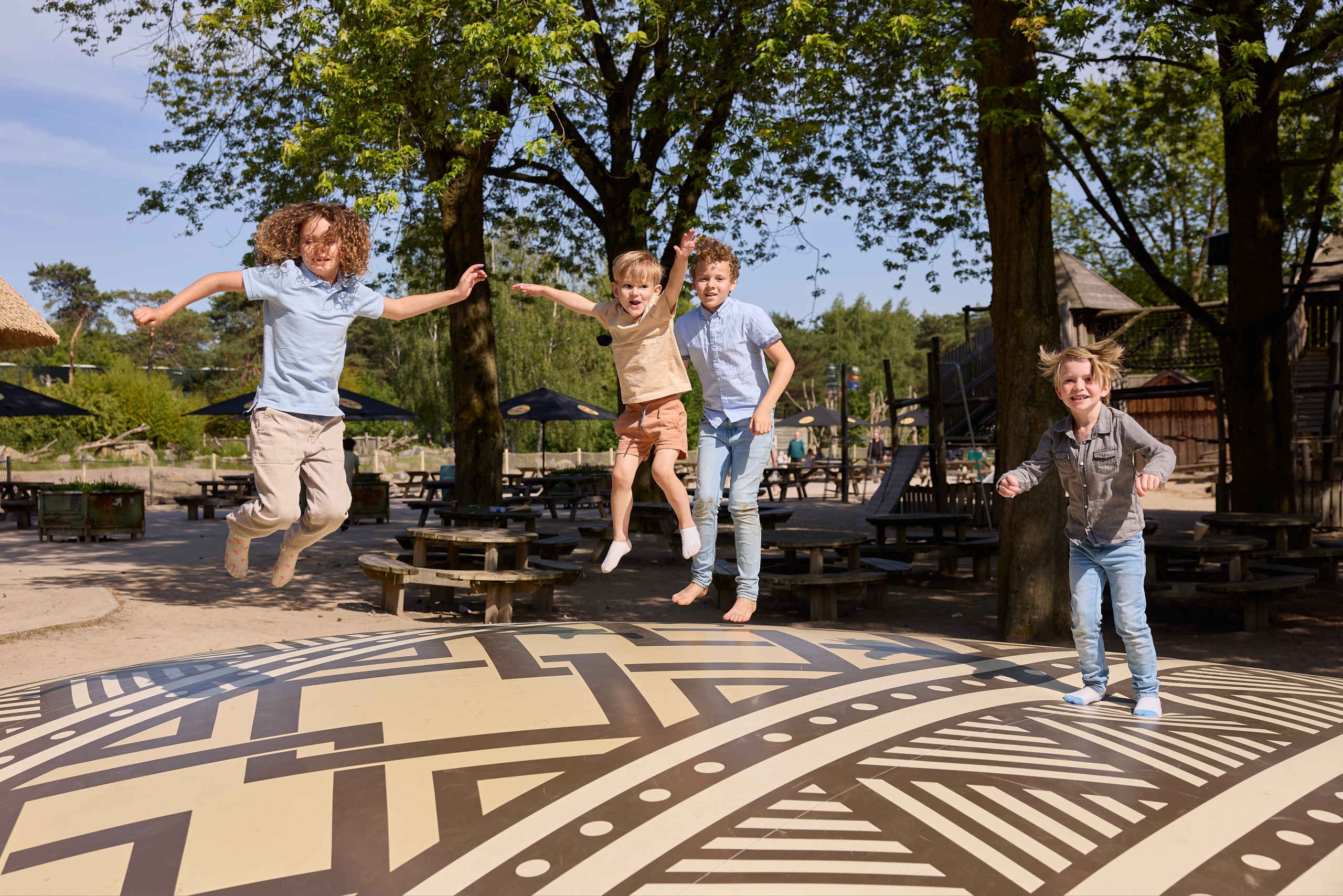 Safaripark beekse bergen springen op het springkussen